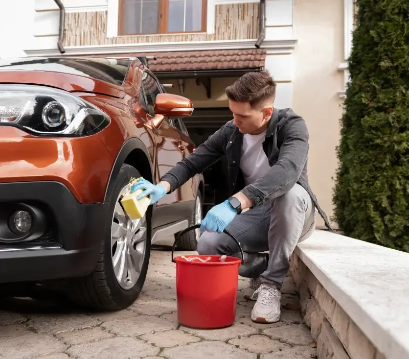 Lavage auto à domicile Montreux-Vieux : professionnel intervenant sur un véhicule